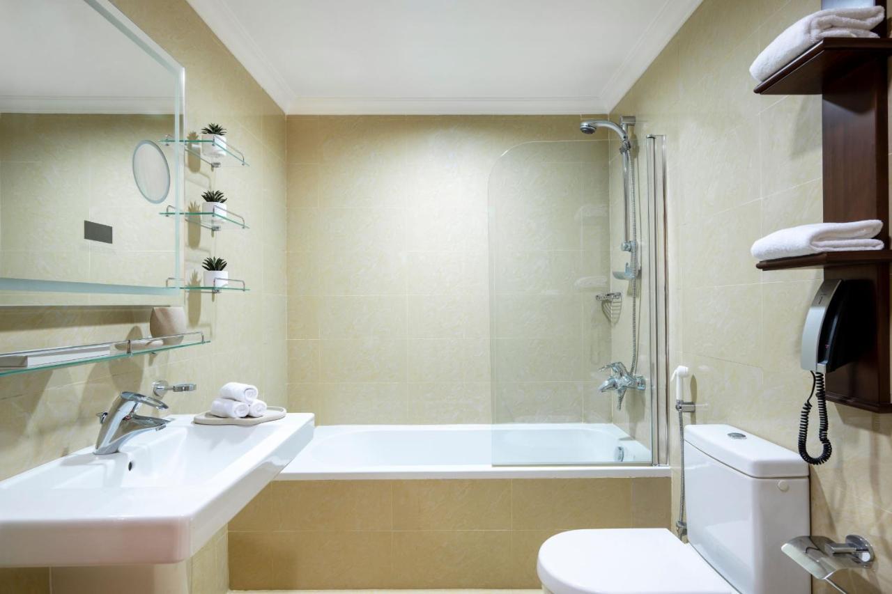 Dusit Hotel & Suites - Доха Экстерьер фото A modern bathroom