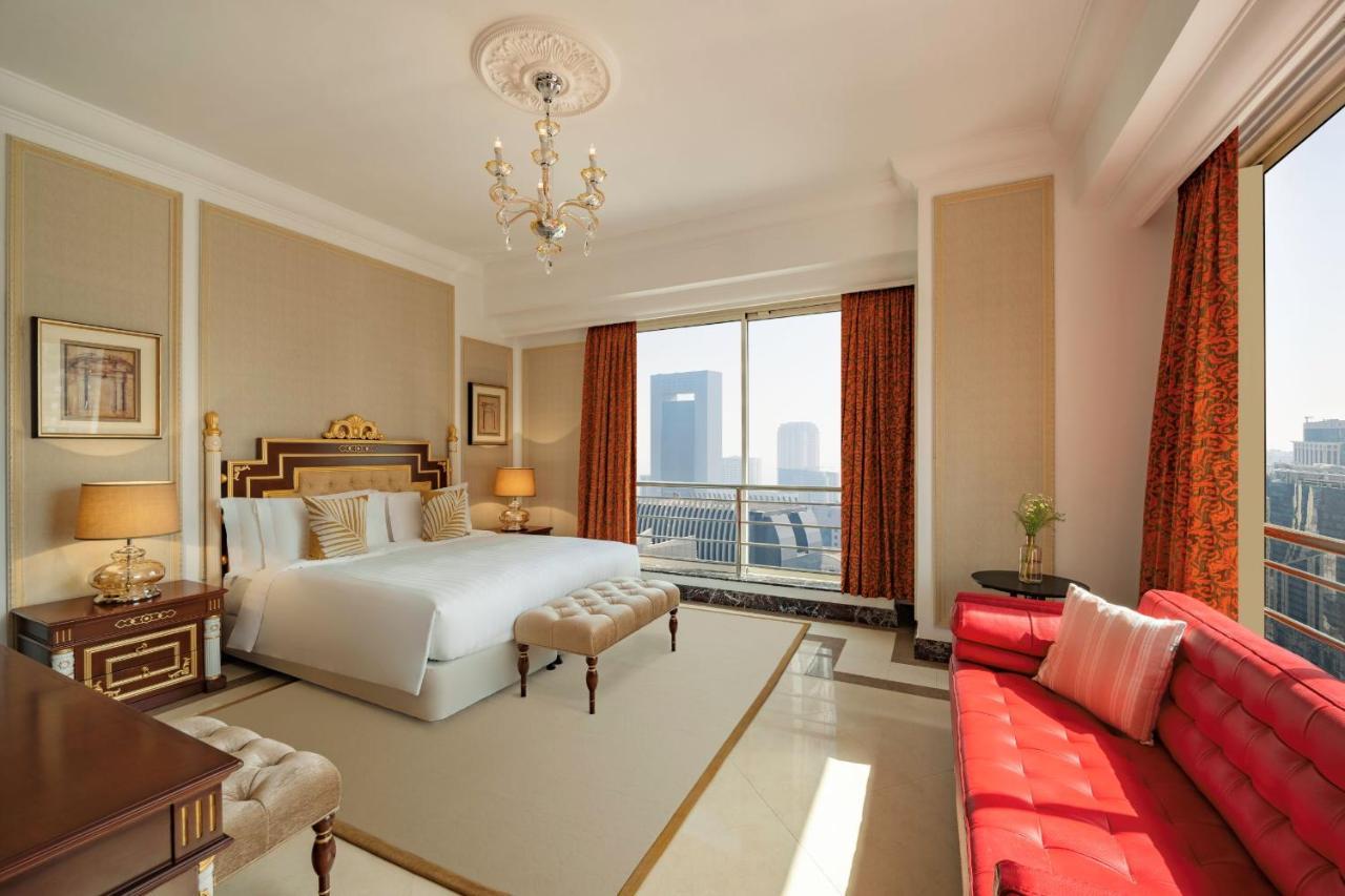 Dusit Hotel & Suites - Доха Экстерьер фото A bedroom at the Jumeirah Emirates Towers Hotel