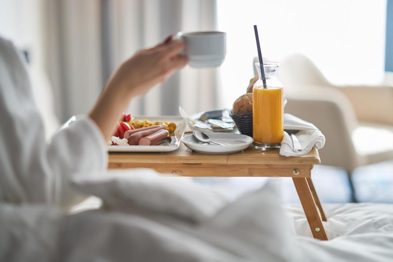 Dusit Hotel & Suites - Доха Экстерьер фото A breakfast in bed
