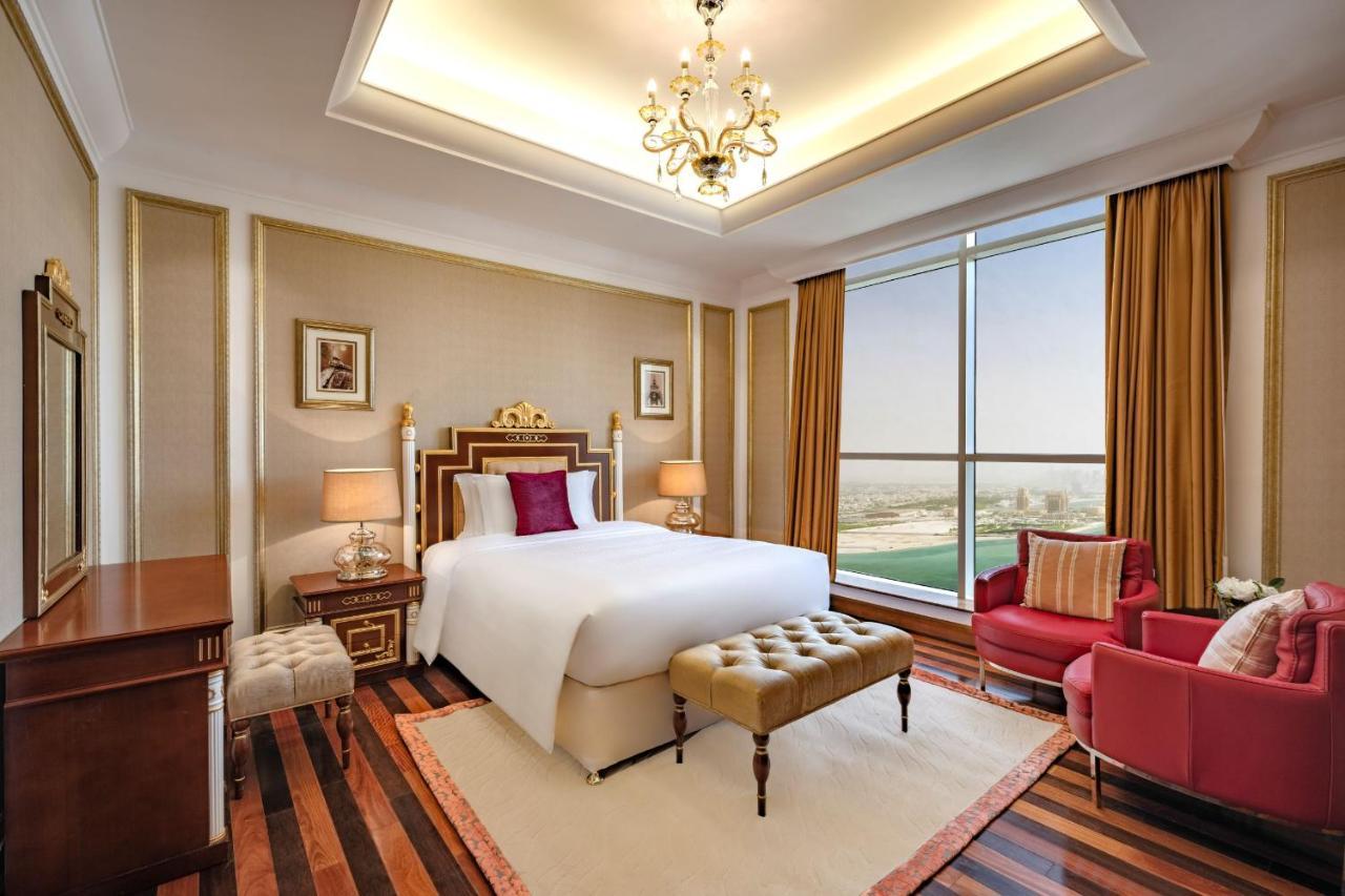 Dusit Hotel & Suites - Доха Экстерьер фото A bedroom at Jumeirah Emirates Towers Hotel