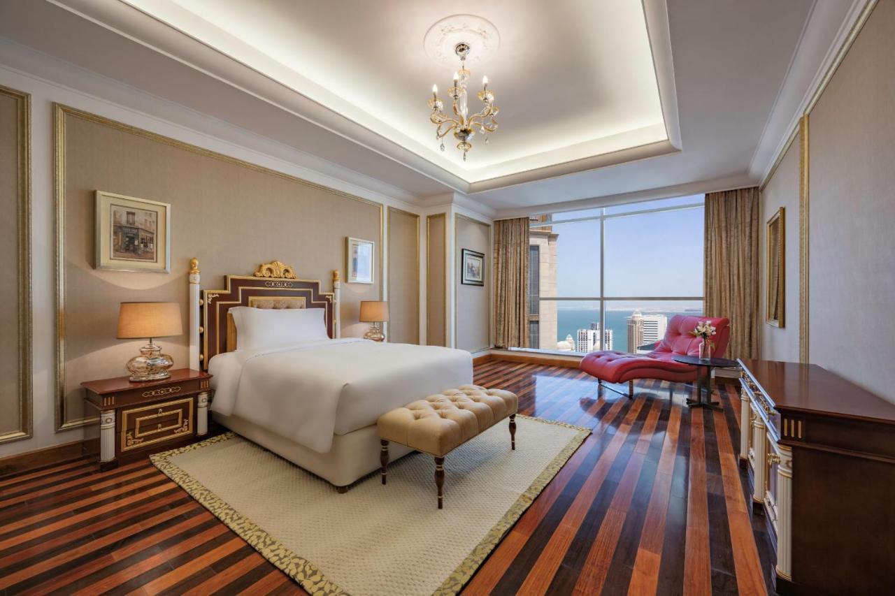 Dusit Hotel & Suites - Доха Экстерьер фото A bedroom at the hotel