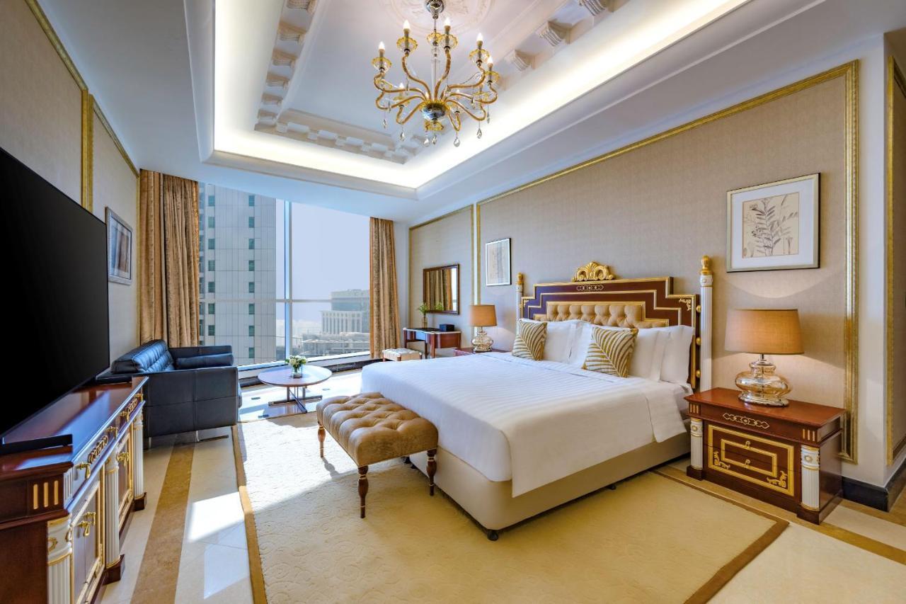 Dusit Hotel & Suites - Доха Экстерьер фото A bedroom at the hotel