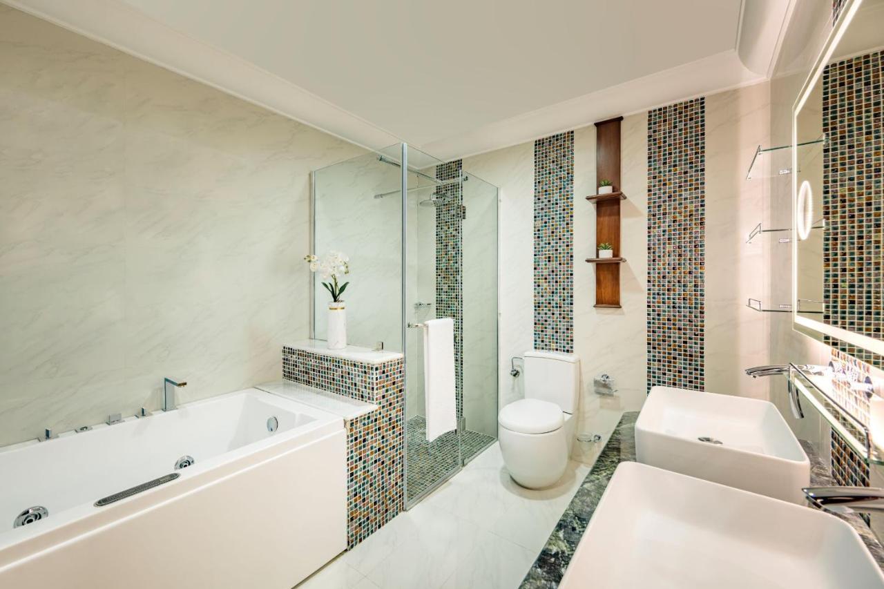 Dusit Hotel & Suites - Доха Экстерьер фото A modern bathroom