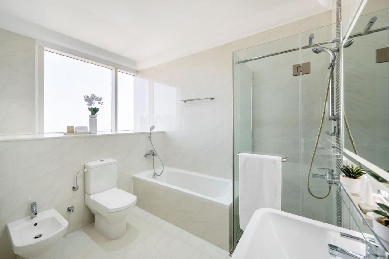 Dusit Hotel & Suites - Доха Экстерьер фото A modern bathroom