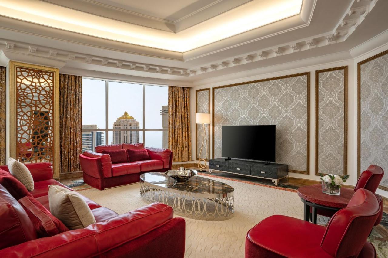 Dusit Hotel & Suites - Доха Экстерьер фото A living room in a suite at the Ritz-Carlton, DIFC