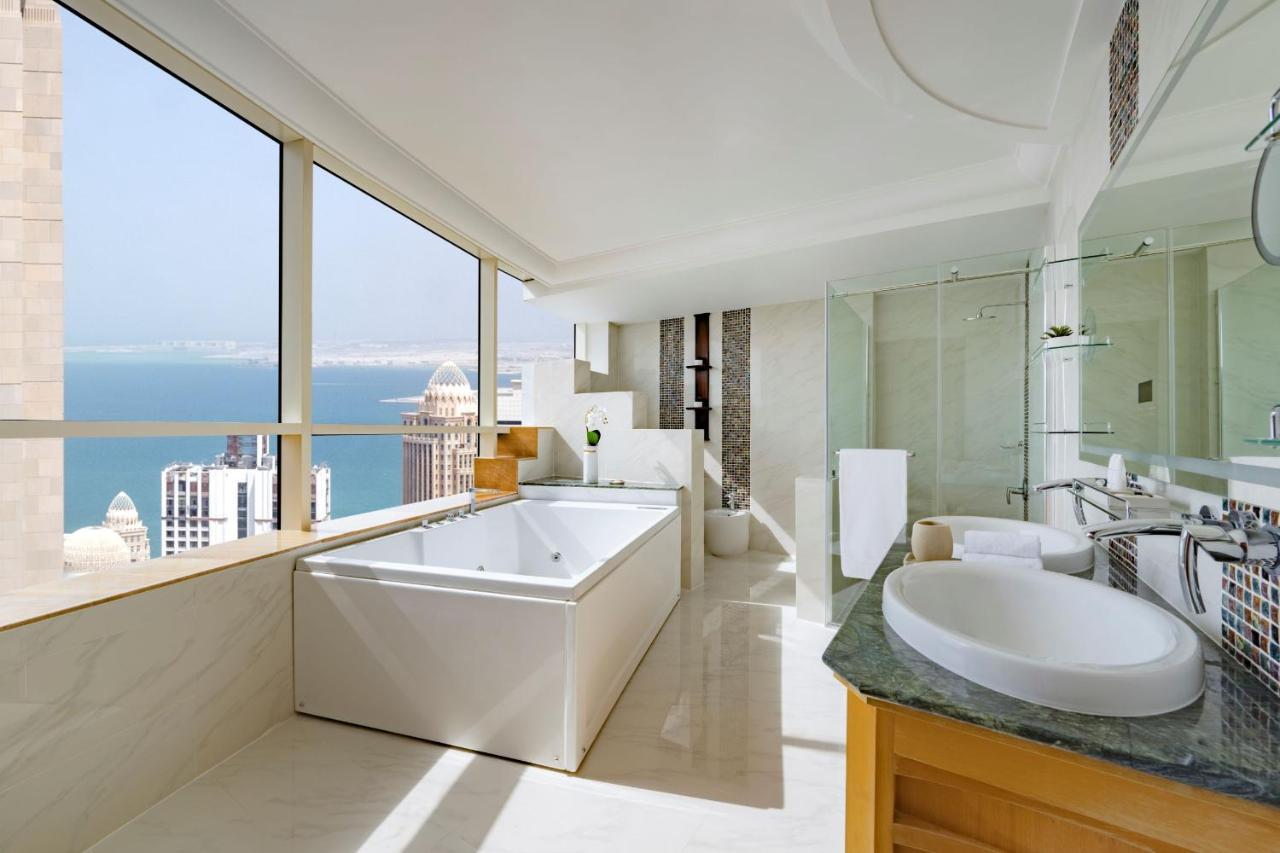 Dusit Hotel & Suites - Доха Экстерьер фото Bathroom