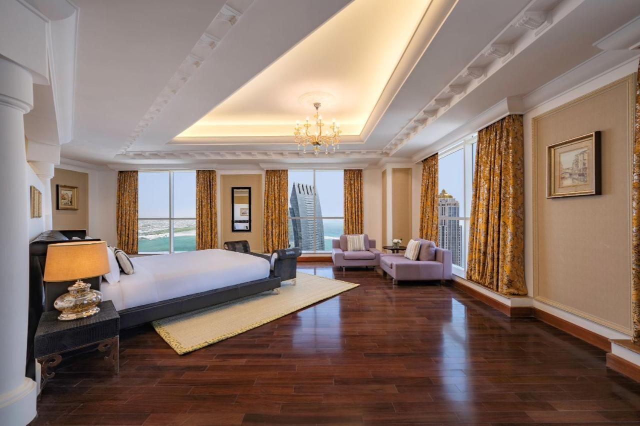 Dusit Hotel & Suites - Доха Экстерьер фото A bedroom at the Jumeirah Emirates Towers Hotel